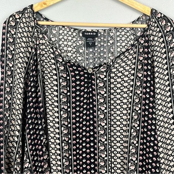 Tribal Black and White Women's Top - Picture 3 of 9